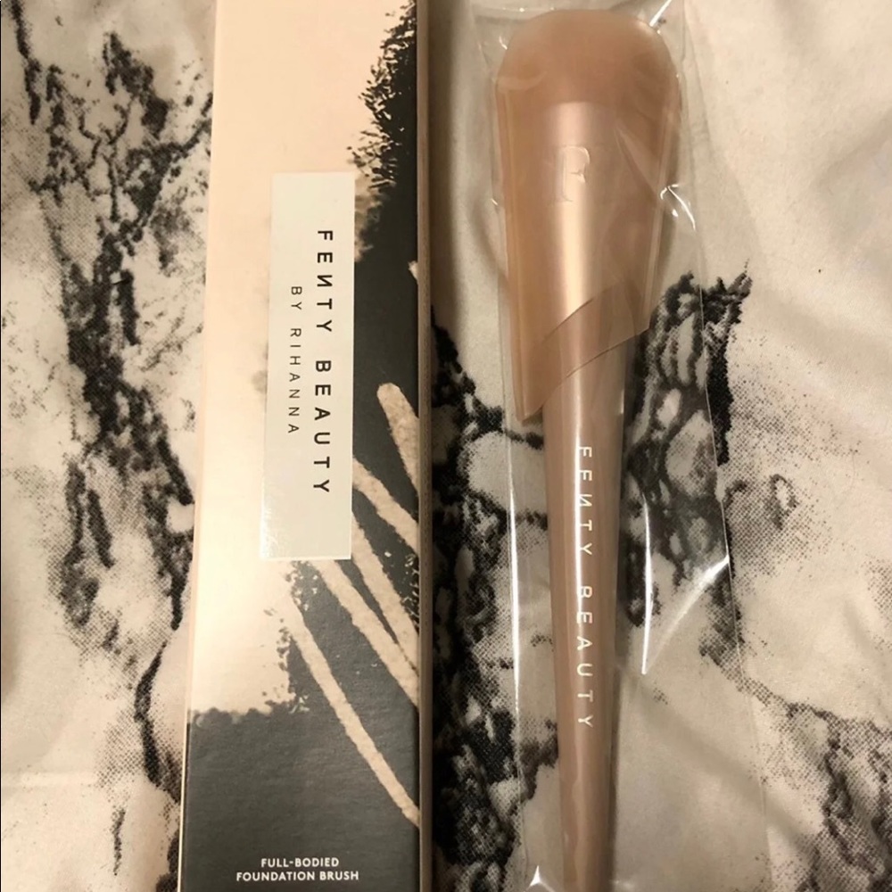 Fenty Beauty 110 Full Bodied Foundation Brush